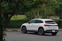 2021年4月に日本で発売されたばかりの「メルセデス・ベンツEQA」。コンパクトSUV「GLA」をベースに開発されたEVである。