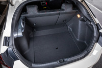 ラゲッジルームの基本形状は、床上容量が404リッターの「シビックe:HEV」や「EX」などと共通。巻き取り型で横引きタイプのカーゴエリアカバーが標準装備されている。