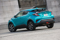 ハイブリッド車とターボ車との外観上の違いは、「HYBRID」バッジの有無と、ターボ車の方が15mm高い車高程度。写真はターボの上級グレード「G-T」。