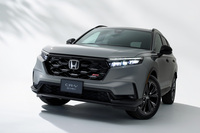 ハイブリッドパワートレインを搭載した「ホンダCR-V e:HEV RSブラックエディション」。