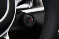 ステアリングホイールに備わるドライブモードの切り替えダイヤル。純ガソリンモデルと同じ「スポーツ」「スポーツプラス」のほかに、「Eパワー」「ハイブリッドオート」モードを備えている。