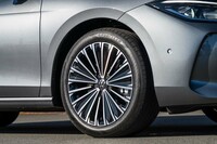 タイヤサイズはトリムグレードによって異なり、「エレガンスベーシック」が215/55R17、「エレガンス」が235/45R18(写真)、「Rライン」が235/40R19となる。