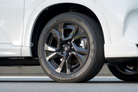 タイヤサイズは「L」「G」が225/55R19で、「S」が225/65R17。ホイールの色はLがブラックメタリック、Gが切削加工とブラックメタリックのツートン、Sがグレーメタリックとなる。