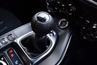 7段MTはグラツィアーノ製。シフトノブは球形に近いデザインで、リバースが左上に、ローは左下のポジションとなる。