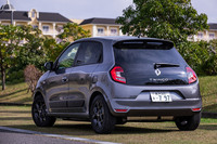 ボディーサイズは全長×全幅×全高=3645×1650×1545mm、ホイールベースは2490mmと、非常にコンパクトな「トゥインゴS」。左のリアフェンダーには、後部のエンジンに空気を供給するためのエアダクトが設けられている。