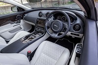 「グロスシャドウウオールナットパネル」と呼ばれる内装材を採用し、ラグジュアリーな雰囲気を演出している。センターアームレストにエンボス加工が施された「XJ50」のロゴが入る。