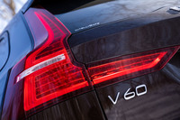 リアゲートのエンブレムは「V60」のままで、バンパー下部に「CROSS COUNTRY」の文字が入る。