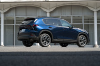 9年ぶりのフルモデルチェンジを受けて登場した3代目「マツダCX-5」。既存のプラットフォームを継承しつつホイールベースを延長し、より機能性、快適性を重視したモデルとなった。