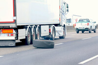 これは2024年6月、高速A1号線“太陽の道”で筆者が運転中に目撃したもの。追い越し車線上に停車する大型トラックと、脱輪したタイヤ。