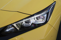 上級グレードである「G」には、オートレベライザーやシグネチャーランプが付いたLEDヘッドランプが標準装備される。