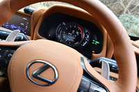「LC500h」のインストゥルメントパネル。メーターフードの左側面にドライブモードセレクターが備わっており、「スポーツS+/スポーツS/ノーマル/コンフォート/ECO/カスタム」という6つのモードから任意に選択できる。
