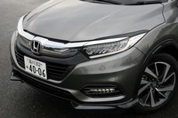 フロントまわりではヘッドライトガーニッシュがブラックに、ロワバンパーがグレーメタリックにペイントされている。