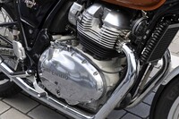 エンジンは648ccの直列2気筒。空冷ユニットならではの冷却フィンが美しい。