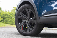 レッドのアクセントが目を引く18インチの「シルバーストーン」アロイホイールに、215/55R18サイズのタイヤを組み合わせる。今回の試乗車両には「クムホ・エクスタHS51」タイヤが装着されていた。