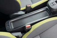 シフトレバーの後方には、バッグやスマートフォンを置くのに適したトレーが用意される。ここに取り付けて使う各種アタッチメント(オプション)も利用可能。