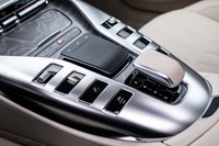 V8エンジンをモチーフにデザインされたというセンターコンソールパネル。「AMGダイナミックセレクト」スイッチは、写真の“Vバンク”左上に配置される。インフォテインメントシステムを指先でコントロール可能なタッチパッドは、センターコンソール中央部に備わっている。