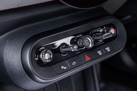 センターコンソールの操作パネルに、イグニッションスイッチやオーディオボタン、シフトセレクター、ドライブモード切り替えの「EXPERIENCE」スイッチなどを集約。