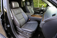 前席にはメモリー機能付き電動調整機構はもちろん、ヒーターやベンチレーション機能、マッサージ機能も採用。センターコンソールには冷凍(!)も可能な冷蔵庫が内蔵されている。