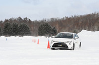 「アイスガード8」を装着した「カローラ」での雪上スラロームテストシーン。冬用タイヤに求められる圧縮抵抗・雪柱せん断力・凝着摩擦・エッジ効果の4つの機能を最適化することによって、新雪路面でも圧倒的といえる接地感の高さを発揮する。