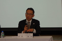 商品の概要説明を行ったトヨタ自動車 パートナーロボット部の玉置章文部長。リハビリ用だけでなく、社会の役に立つパートナーロボットをどんどん送り出していきたいと語った。