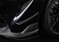 エアロパーツには、競技用車両「GT4」との共通点が見てとれる。写真はフロントのカーボン製スポイラーおよびカナード。
