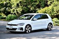フォルクスワーゲン・ゴルフGTI
ボディーサイズ:全長×全幅×全高=4275×1800×1470mm/ホイールベース:2635mm/車重:1380kg/駆動方式:FF/エンジン:2リッター直4 DOHC 16バルブ ターボ/トランスミッション:6段AT/最高出力:230ps(169kW)/4700-6200rpm/最大トルク:350Nm(35.7kgm)/1500-4600rpm/タイヤ:(前)225/40R18 (後)225/40R18/価格:399万9000円