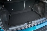 荷室容量はBEVの「600e」が360リッターなのに対し、「600ハイブリッド」は385リッター。「ラプリマ」ではハンズフリーパワーリフトゲートや、高さ調整機能付きのカーゴフロアが用意される。