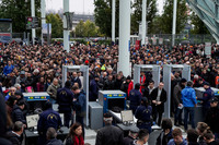 入場ゲートでは、テロ対策のためのX線検査および手荷物検査が行われるのだが、これがボトルネックとなり入り口付近は黒山の人だかりに。写真は木曜の朝9時30分ごろの様子で、通過に約20分を要した。土曜や日曜は朝イチで入場したために状況は分からなかったが……。自分が、これ以上の混雑の中にいるところは、想像したくない。