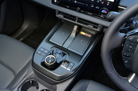 センターコンソールにはダイヤル式のシフトセレクターとスマートフォンのワイヤレスチャージャー(2つ)を装備。これまでチャージャーは1つしか付けられず、それもオプション(1万3200円)だった。