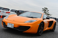 マクラーレン久々のロードカーである「MP4-12C」。カーボン製のシャシーに625psの3.8リッターV8ツインターボを搭載する、ミドシップスーパースポーツだ。