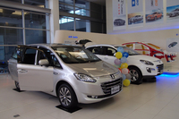 ラクスジェンの7人乗りMPV「U7ターボ」(手前の銀色の車両)と、SUVの「U7ターボ」(奥の白い車両)。
