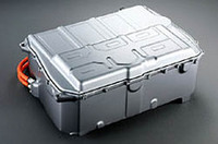 【写真上】首相官邸で行われた納車式に出席した、小泉純一郎 内閣総理大臣(左)と、吉野浩行 本田技研工業社長【写真下】トヨタ独自の燃料電池スタック。ホンダは、燃料電池開発の世界をリードするカナダのバラード・パワーシステム社製のものを使う