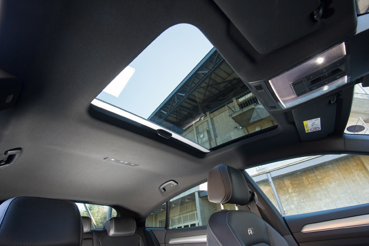 高度な運転支援システムから電動パワーシートにいたるまで、さまざまな装備が標準で備わる「アルテオン」には、メーカーオプションの設定がほとんどない。唯一の例外が電動サンルーフで、「アドバンス」のみに有償で用意されている。