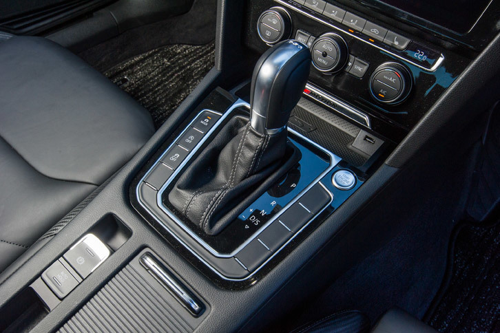 トランスミッションはデュアルクラッチ式ATの7段DSG。センターコンソールのシフトセレクターに加え、シフトパドルでも手動変速が可能となっている。