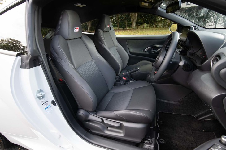 「RZ“ハイパフォーマンス”」専用となるウルトラスエード×合皮のプレミアムスポーツシート。「RZ」「RS」ではファブリック表皮のスポーツシートとなる。