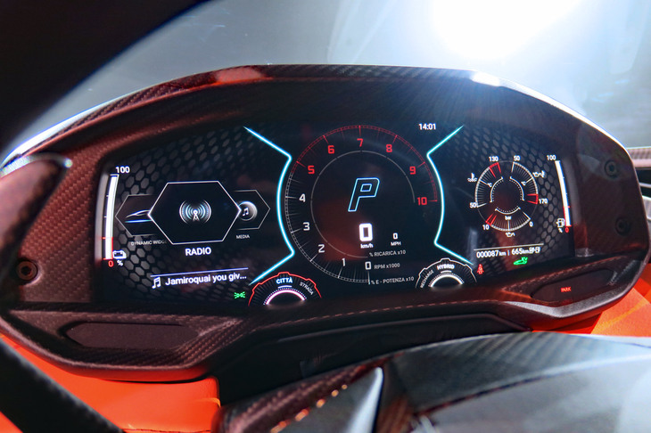 ランボルギーニ・レヴエルト(液晶メーター)