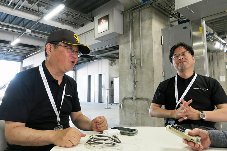 「右ハンドルの『コルベット』がこんなによくできているとは、思っていませんでしたか?」という記者の問いに、「それ以前に、誰も『本当に右ハンのコルベットがつくられる』なんて、信じていませんでしたよ!」と答える上原氏(写真向かって左)。