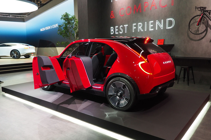 「ビジョンXコンパクト」の担当デザイナーである高橋快勢氏は、「楽しく運転に没入でき、クルマとの絆を強く感じられるようなデザインを目指しました」と車両のデザインについて説明している。