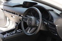 「マツダ3ファストバック」(eスカイアクティブX搭載車)のコックピット。今回はAT車(写真)とMT車に試乗した。