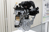 従来のものから「ボア×ストロークとボアピッチ以外のすべてをつくり替えた」という新エンジン。燃焼効率の改善と排出ガスのクリーン化が図られている。(写真は自然吸気エンジン)