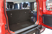 ラゲッジスペースには大きな差ができている。写真は5ドア車のもので、平均的なファミリーカーと同程度の空間が確保されている。