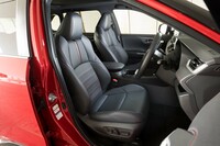 シート表皮は合成皮革。前席にはヒーターとベンチレーターが標準装備となっている。