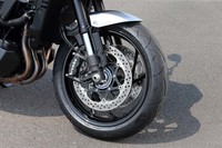 フロントのブレーキキャリパーはブレンボ製。リアにはニッシンのものが装着される。