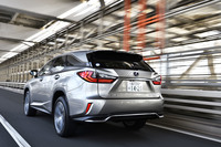 リアバンパーのロアガーニッシュが、他のモデルとは異なり、サテンメッキになるのが「RX450hL」のポイント。