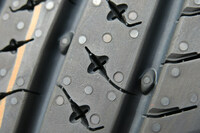 サイプには、タイヤのノイズを吸収するレゾネーター(消音室)を配置。グルーブ(縦ミゾ)を通る音を分散する突起も、ノイズの低減に寄与する。