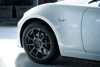 「990S」に採用されたRAYS社製鍛造16インチアルミホイール。