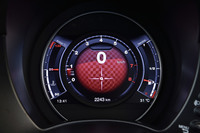 スポーツモード選択時の液晶メーターデザイン。中央部分にGメーターが表示される。