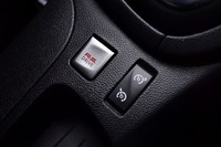 センターコンソールに配置される「R.S.ドライブ」の切り替えスイッチ(銀色のボタン)。「ノーマル」「スポーツ」「レース」の3つの走行モードが用意される。