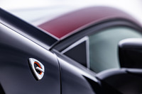 ロータリーエンジンをモチーフとしたバッジがフロントフェンダーに備わる特別仕様車「MX-30ロータリーEVエディションR」。車両本体価格は491万7000円。