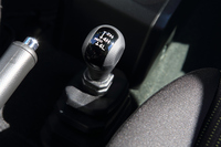 ヒルディセントコントロールやブレーキLSDなど、悪路を走るための充実した装備も新型「ジムニー/ジムニーシエラ」の特徴。トランスファーの操作はボタン式からレバー式に変更されている。